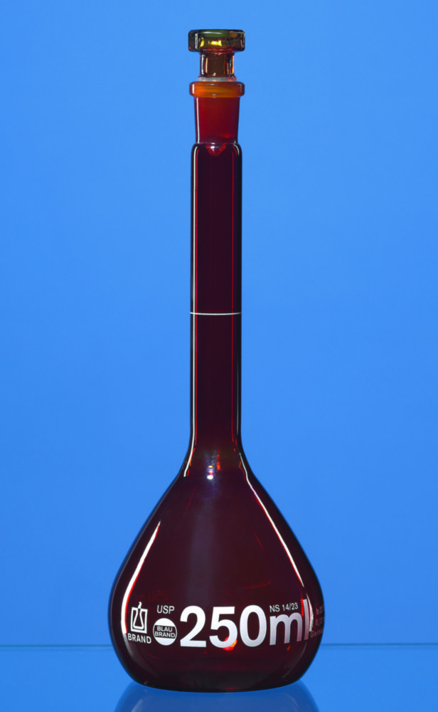 Messkolben, Boro 3.3, Klasse A, braun, weiße Graduierung, mit Glasstopfen, inkl. USP-Chargenzertifikat