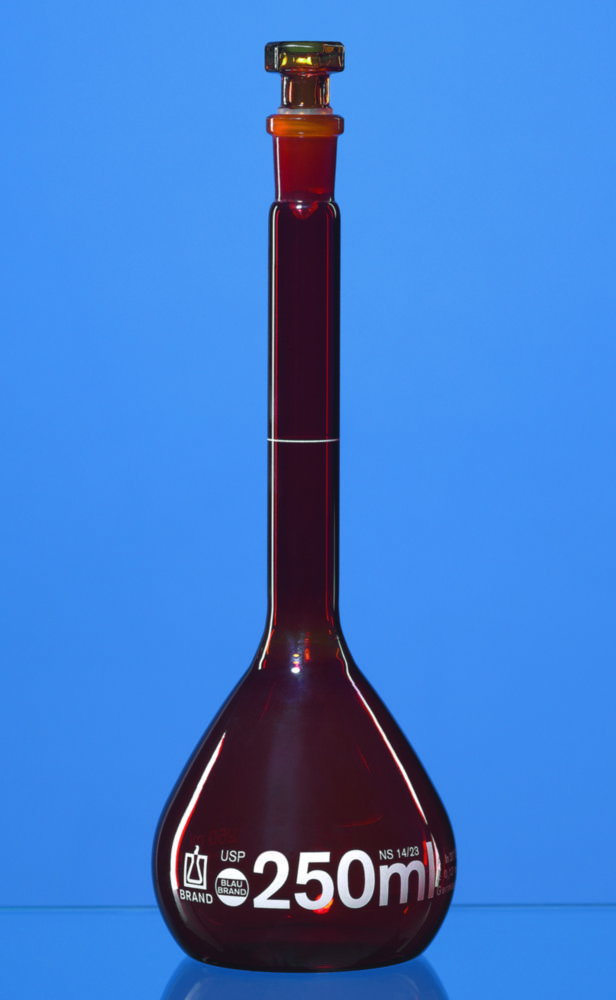 Messkolben, Boro 3.3, Klasse A, braun, weiße Graduierung, mit Glasstopfen, inkl. USP-Chargenzertifikat