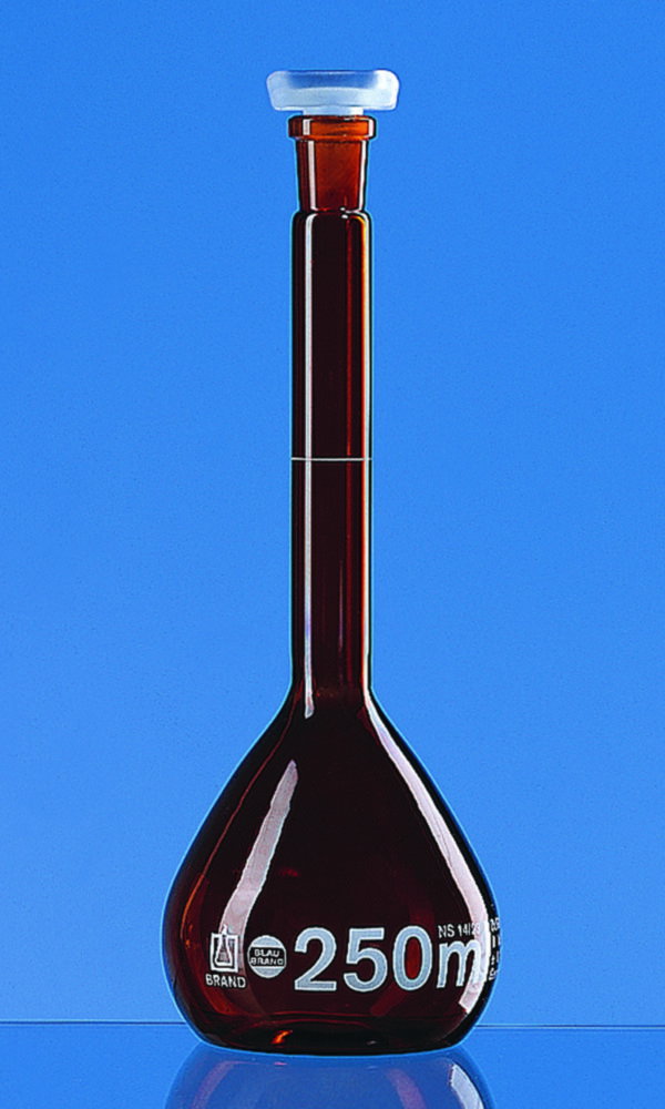 Messkolben, Boro 3.3 , Klasse A, braun, weiße Graduierung, mit PP-Stopfen